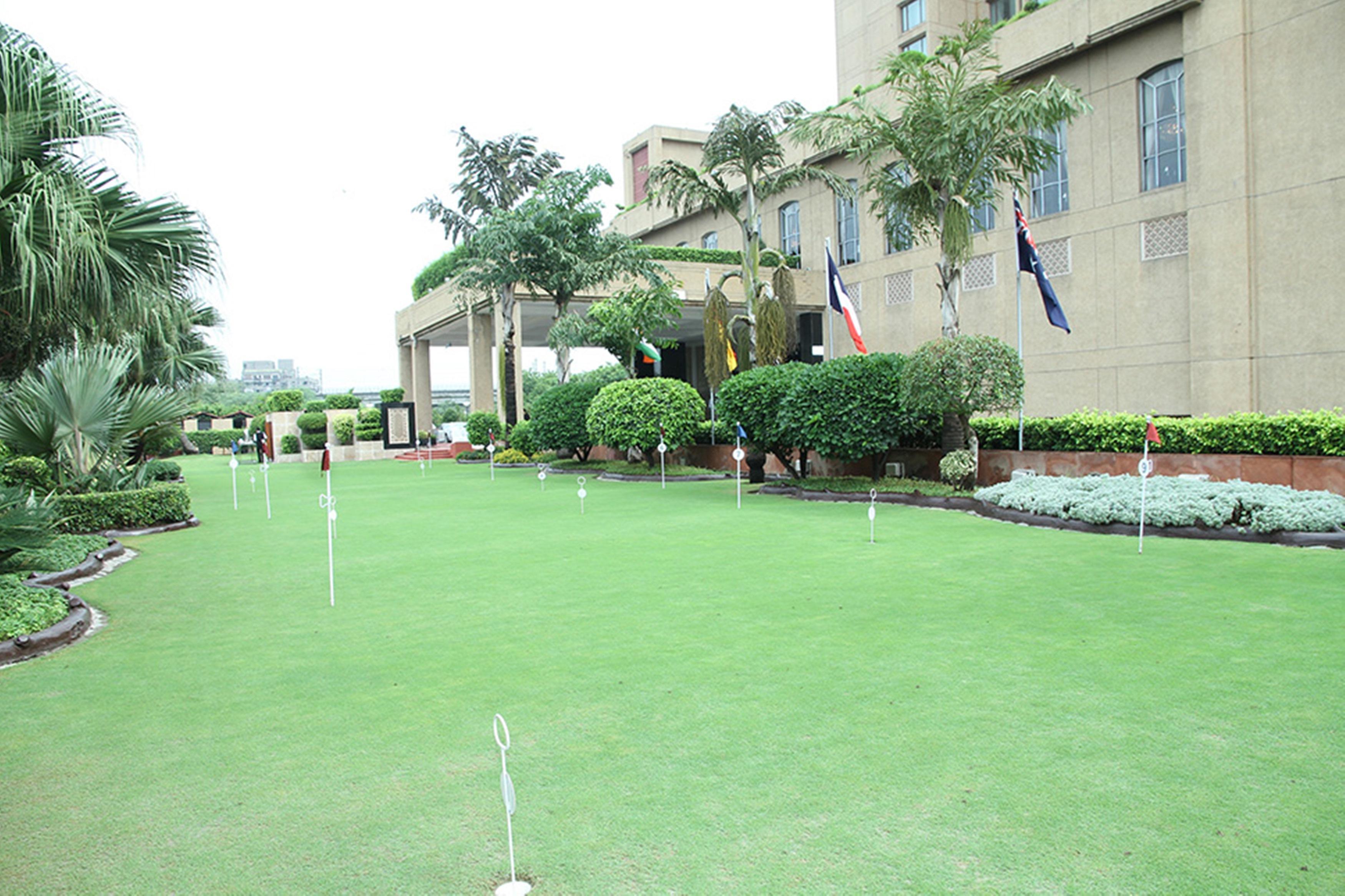 Eros Hotel New Delhi, Nehru Place Exteriör bild The lawn of the Australian embassy in New Delhi