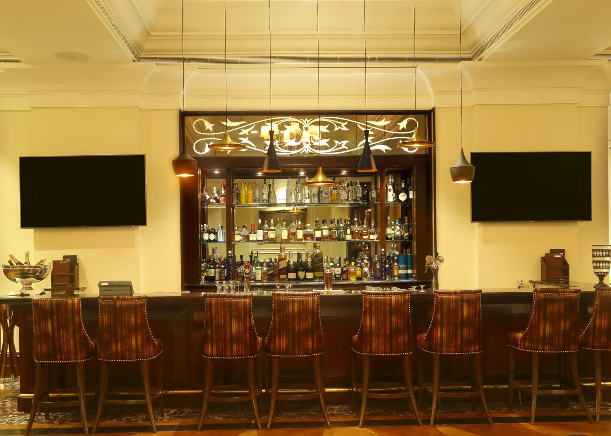 Eros Hotel New Delhi, Nehru Place Exteriör bild The bar at the Imperial