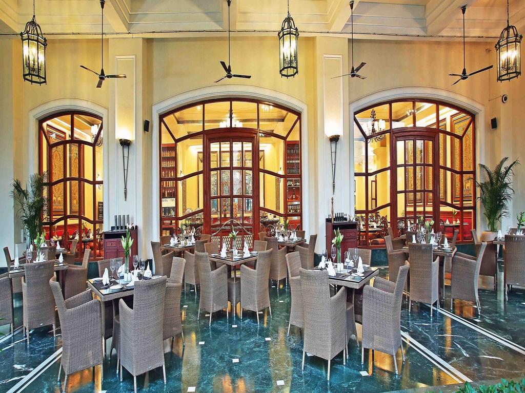 Eros Hotel New Delhi, Nehru Place Exteriör bild The restaurant