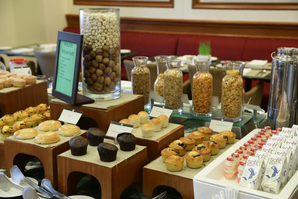 Eros Hotel New Delhi, Nehru Place Exteriör bild A selection of breakfast items