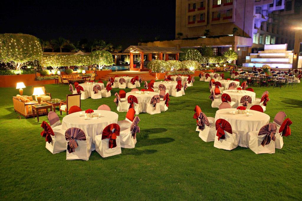 Eros Hotel New Delhi, Nehru Place Exteriör bild The lawn at the Taj Bengal