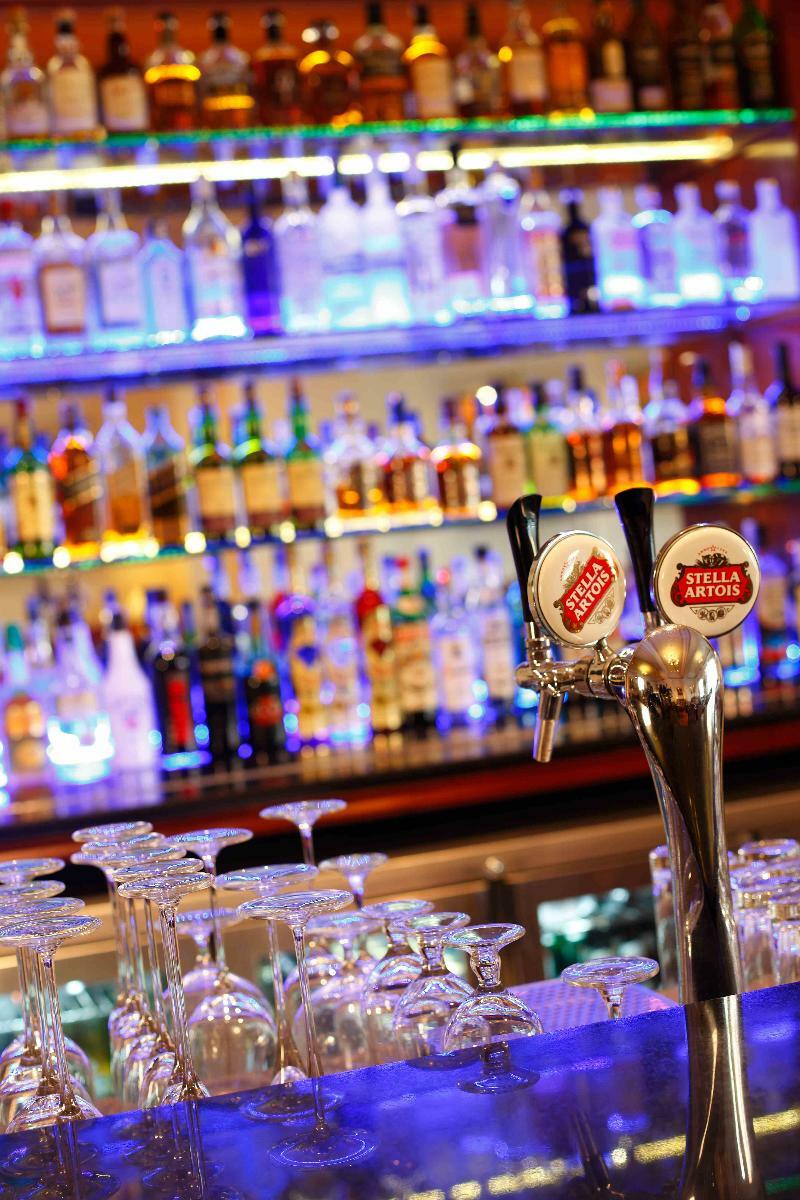 Eros Hotel New Delhi, Nehru Place Exteriör bild Stella Artois taps