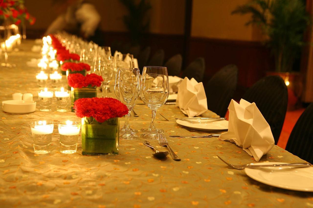 Eros Hotel New Delhi, Nehru Place Exteriör bild A table set for a formal dinner